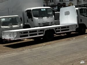 مركبة نقل مزودة بـ سطحة حديدية ل نقل المواد الثقيلة: تستخدم لنقل الحديد، الخشب، أو مواد البناء من الورشة إلى مواقع العمل. ​نقل المعدات: يمكن استخدامها لنقل معدات الحدادة أو آلات الورشة. 